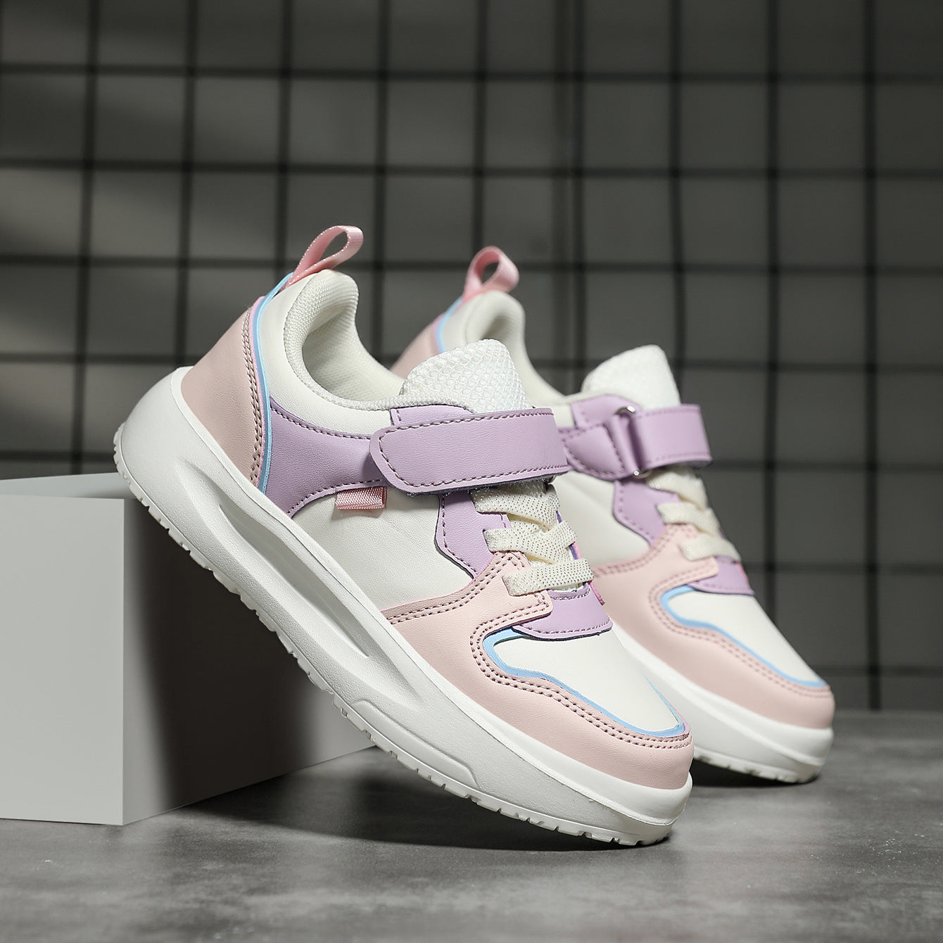 Zapatos para niños impermeables a la superficie de cuero sin deslizamiento de suela suave al por mayor